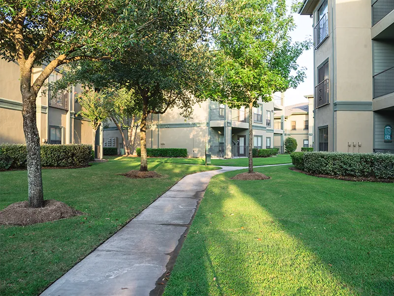 area-verde-condominiale-con-vialetto