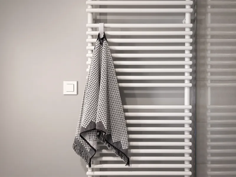 bagno-minimalista-grigio-con-termosifone