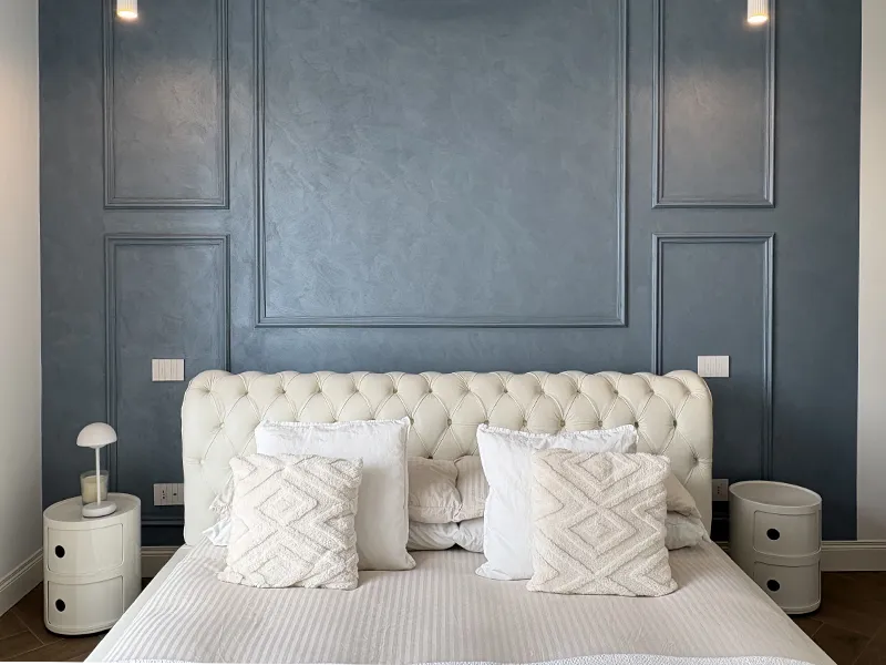 camera-da-letto-con-parete-decorata-stucco