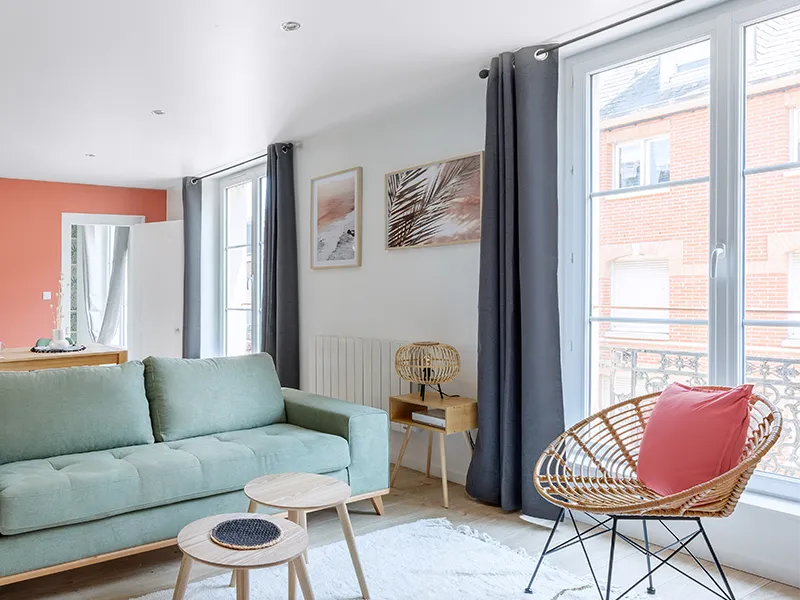 interno-luminoso-con-ampie-finestre