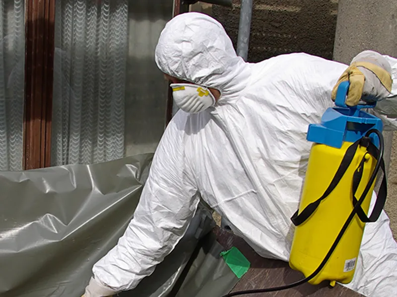 operaio-in-tuta-protettiva-per-trattamento-asbesto