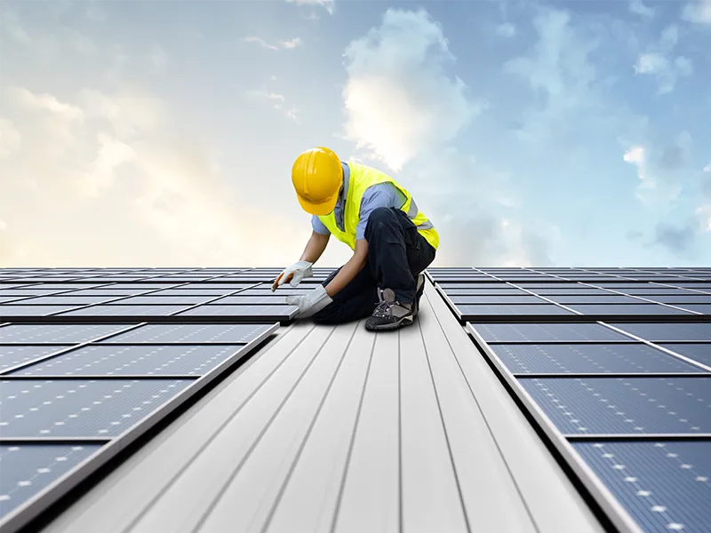 operaio-installa-impianto-per-energia-solare