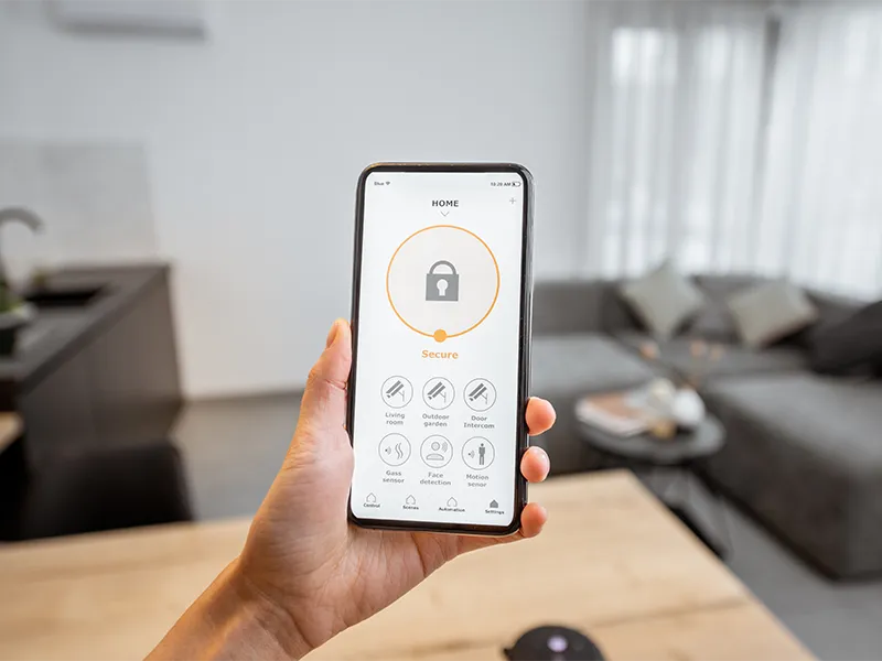 smartphone-con-applicazione-per-sicurezza-casa