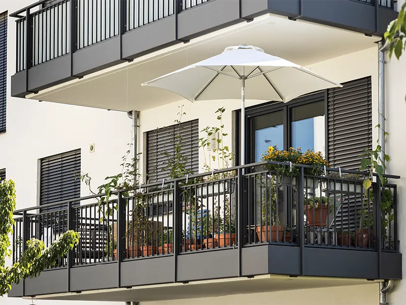 spazio-esterno-arredato-con-piante